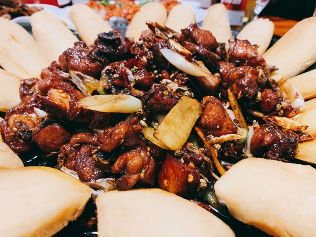 黑鸡吃什么食物_吃鸡黑号_黑鸡吃小鸡