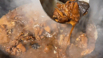 黑鸡吃什么食物_吃鸡黑号_黑鸡吃小鸡
